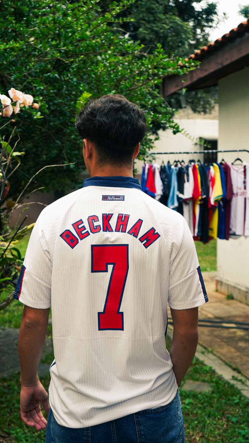 Cliente vestindo Inglaterra 98 com Beckham 7 nas costas
