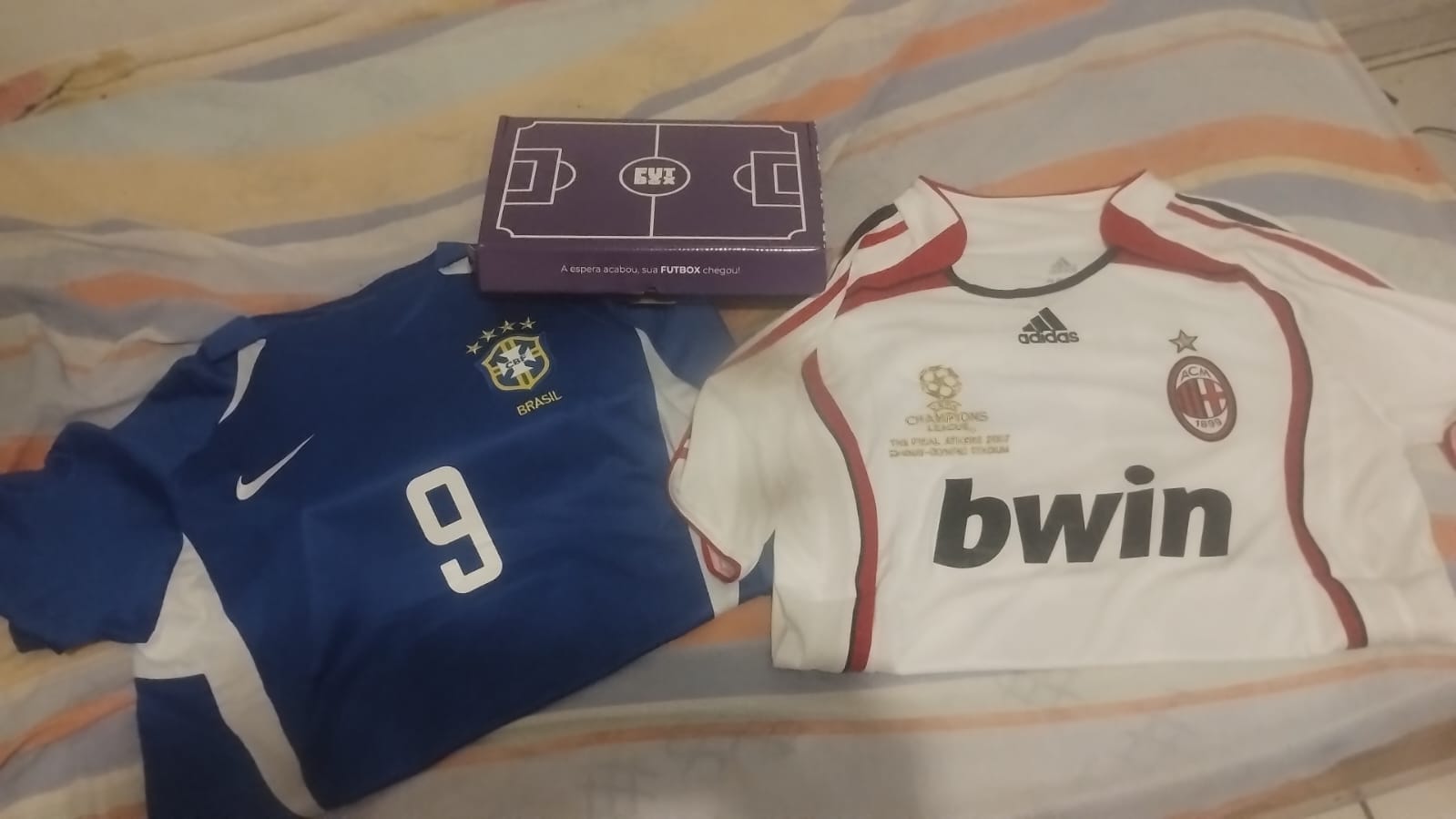Caixa roxa da Futbox com a camisa retro do Brasil e a do Milan da final de Atenas