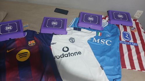 4 camisas recebidas com as caixas Futbox