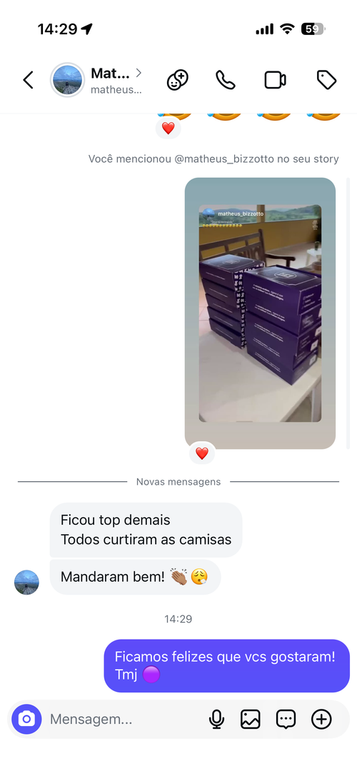 Conversa no direct com pilha de caixas Futbox