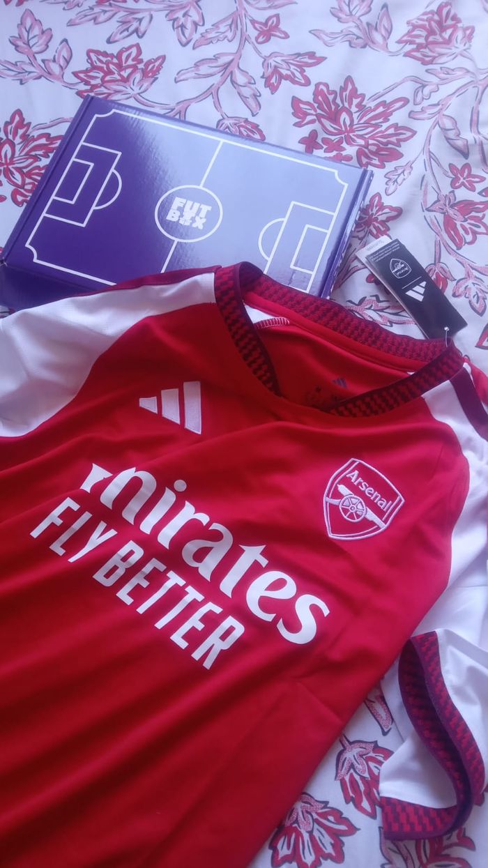 Caixa roxa da Futbox com a camisa do Arsenal 26/27 ainda com etiqueta