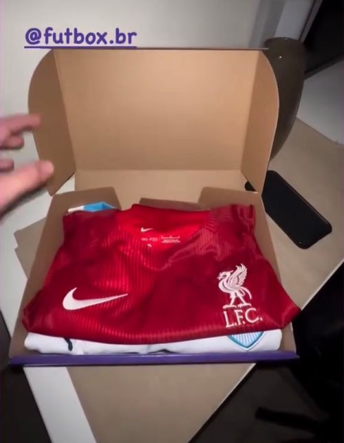 Caixa aberta com camisa do Liverpool