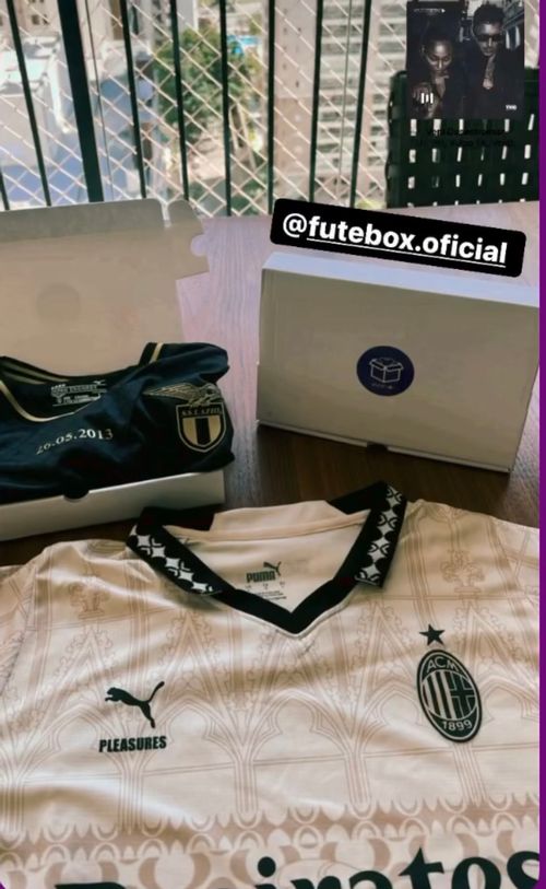 Duas caixas Futbox abertas com camisas especiais