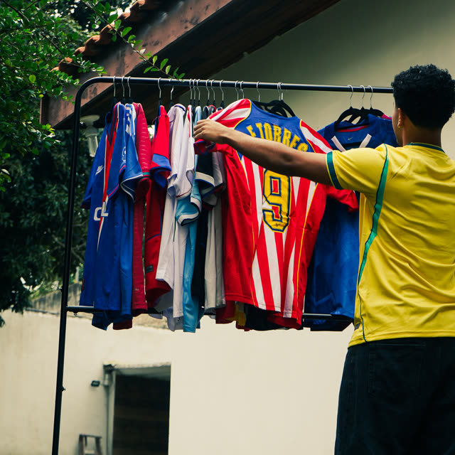 Escolhendo camisa na arara