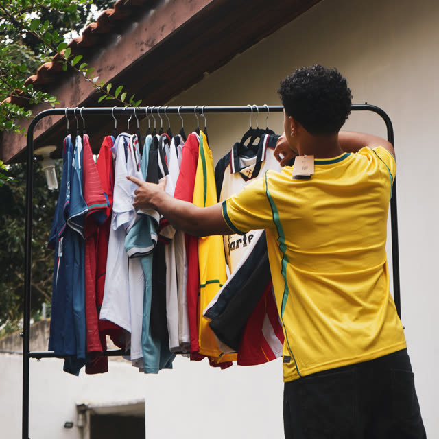 Organizando as camisas na arara