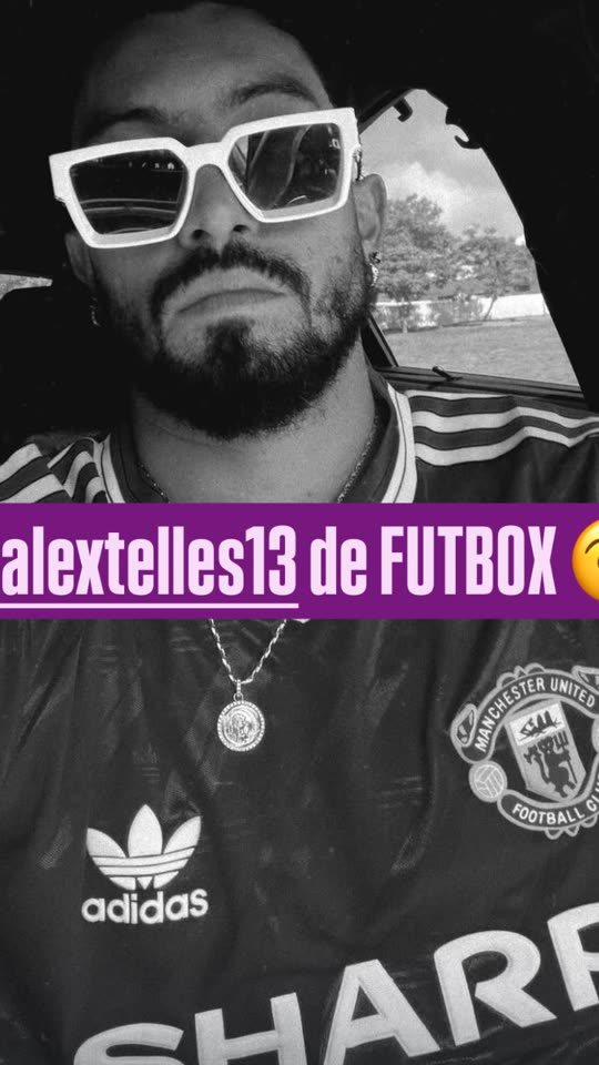 Alex Telles com a camisa retro do Manchester United
